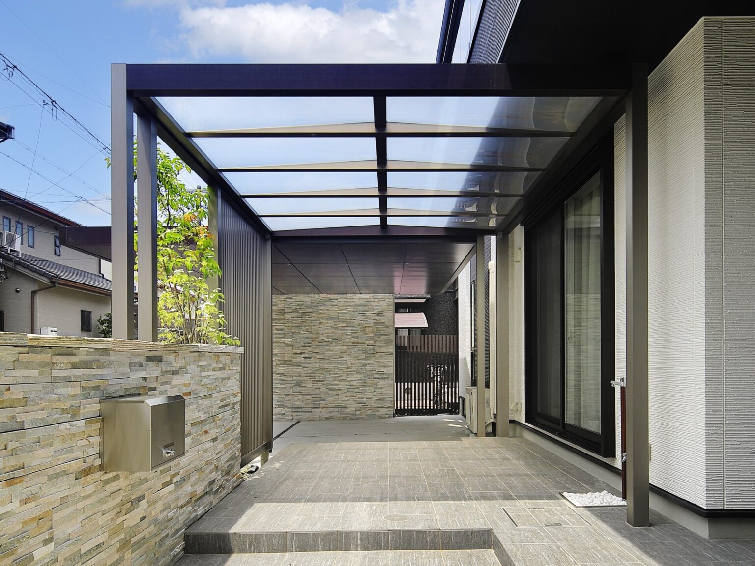 terrasse-couverte-pergola-plantes-grimpantes-coin-repas