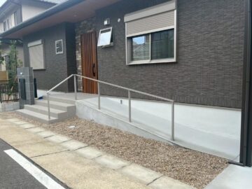 手すりのある玄関ポーチ(スロープあり)