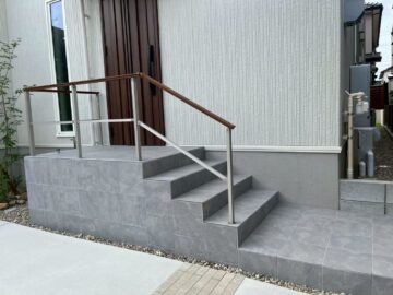 手すりのある玄関ポーチ